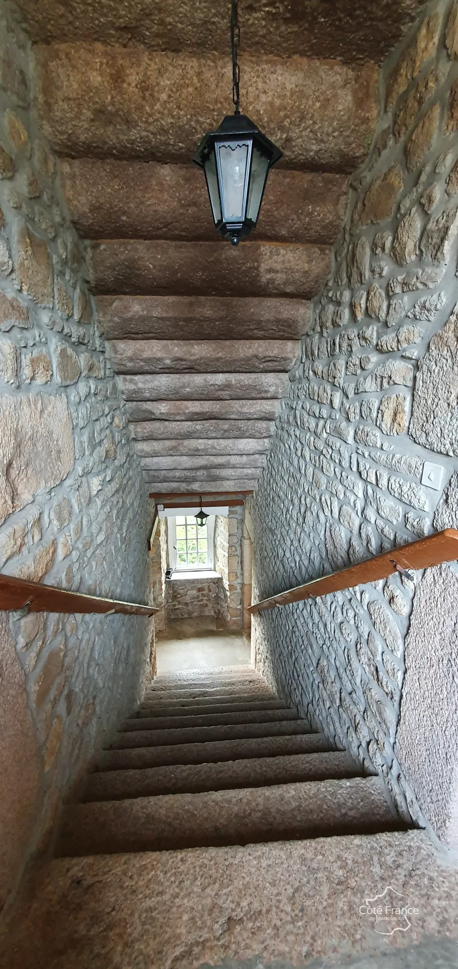 Grande maison en pierre du XIIIe siècle à rénover avec potentiel à Clitourps (50330) 