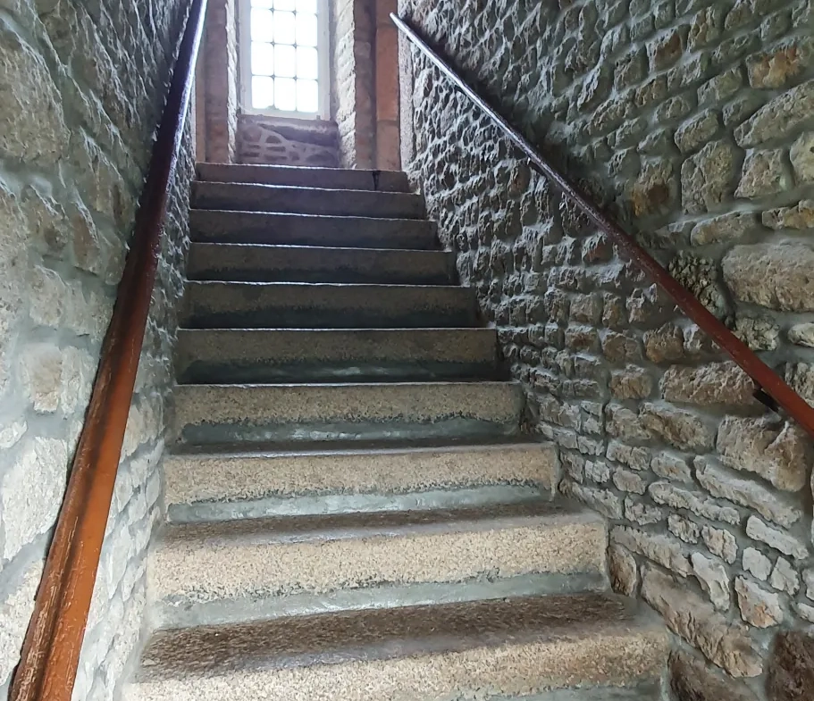 Grande maison en pierre du XIIIe siècle à rénover avec potentiel à Clitourps (50330) 