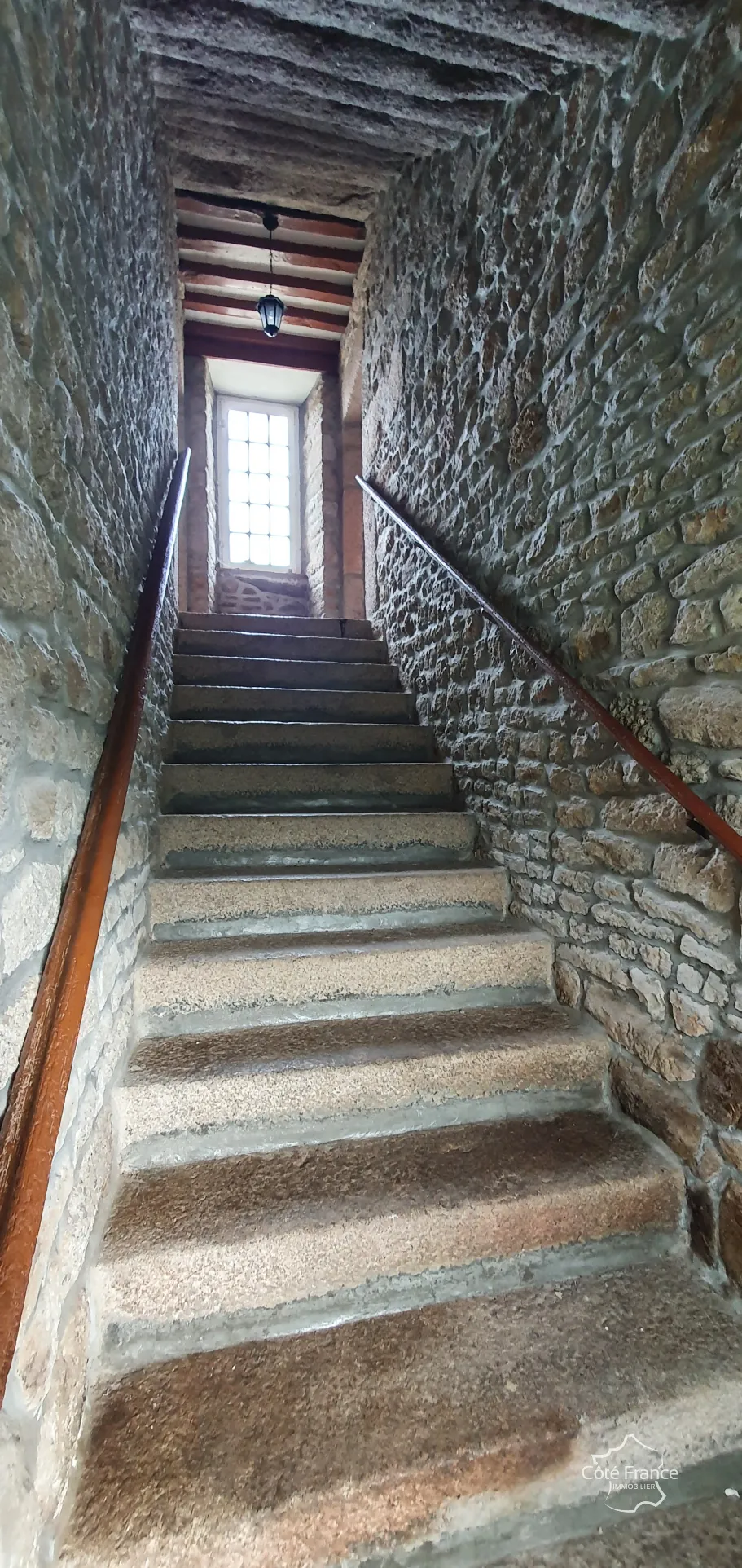 Grande maison en pierre du XIIIe siècle à rénover avec potentiel à Clitourps (50330) 