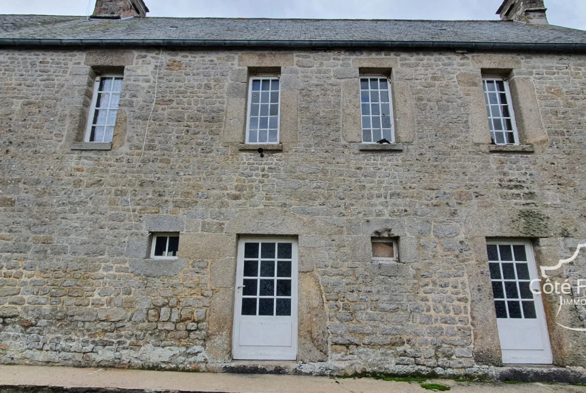 Grande maison en pierre du XIIIe siècle à rénover avec potentiel à Clitourps (50330) 