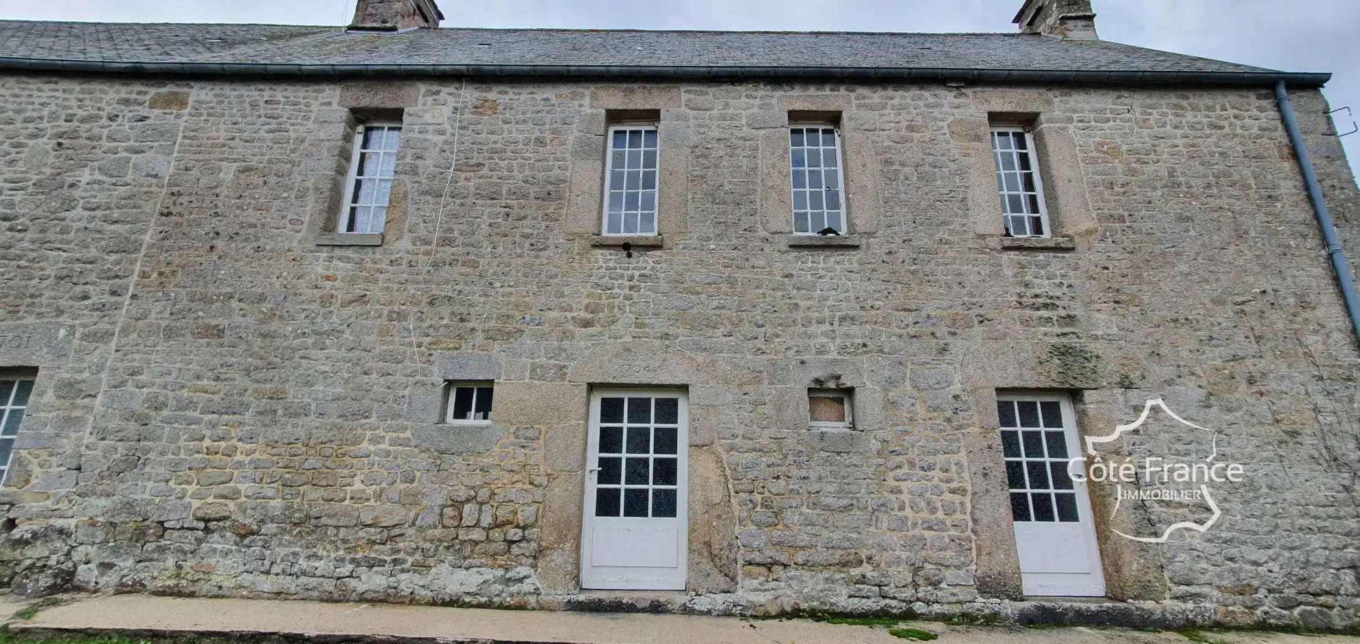 Grande maison en pierre du XIIIe siècle à rénover avec potentiel à Clitourps (50330) 