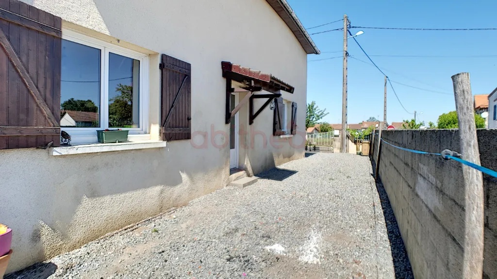 Maison familiale sans travaux à Roumazieres-Loubert avec 4 chambres, jardin et terrasse 