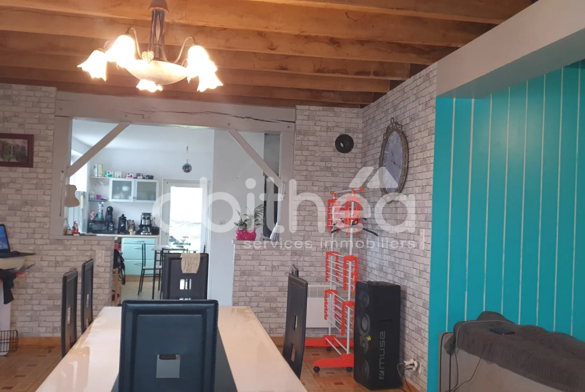 Maison familiale sans travaux à Roumazieres-Loubert avec 4 chambres, jardin et terrasse 