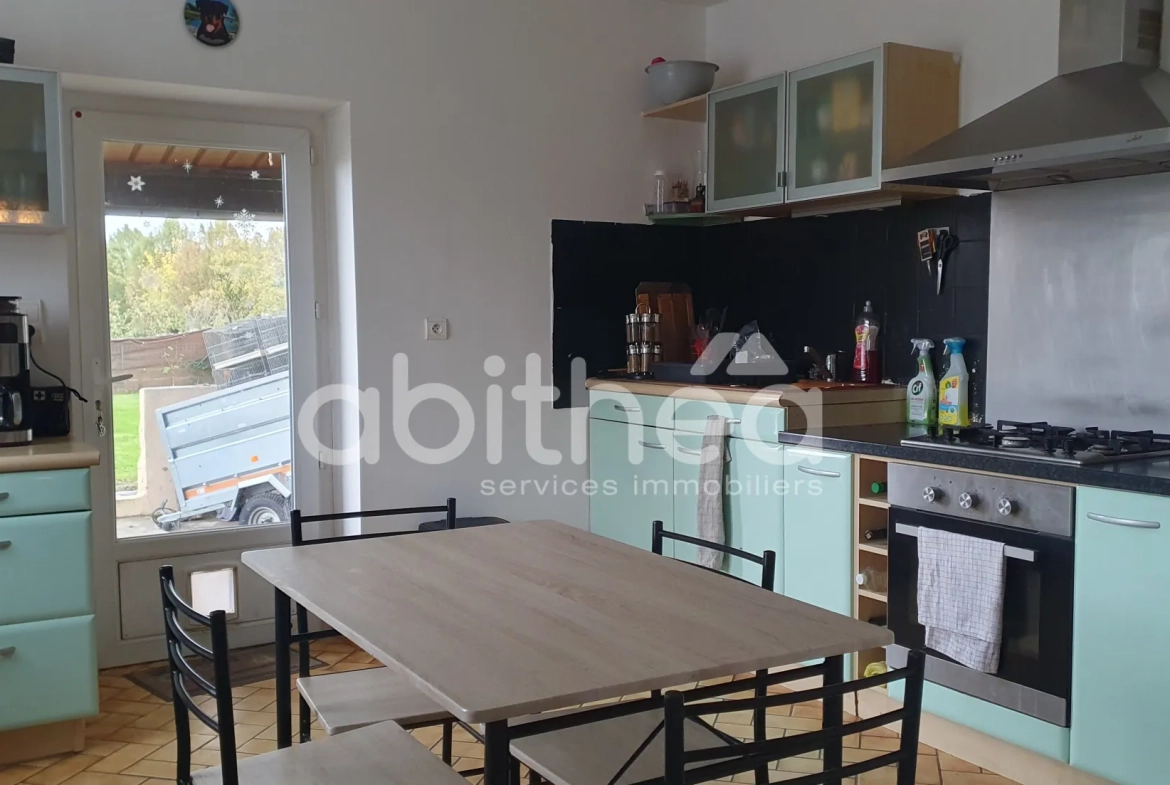 Maison familiale sans travaux à Roumazieres-Loubert avec 4 chambres, jardin et terrasse 
