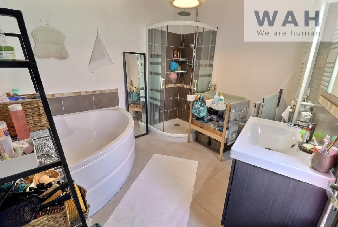 Vente maison de village de 140 m² avec studio, cour et garage à Cabrières 
