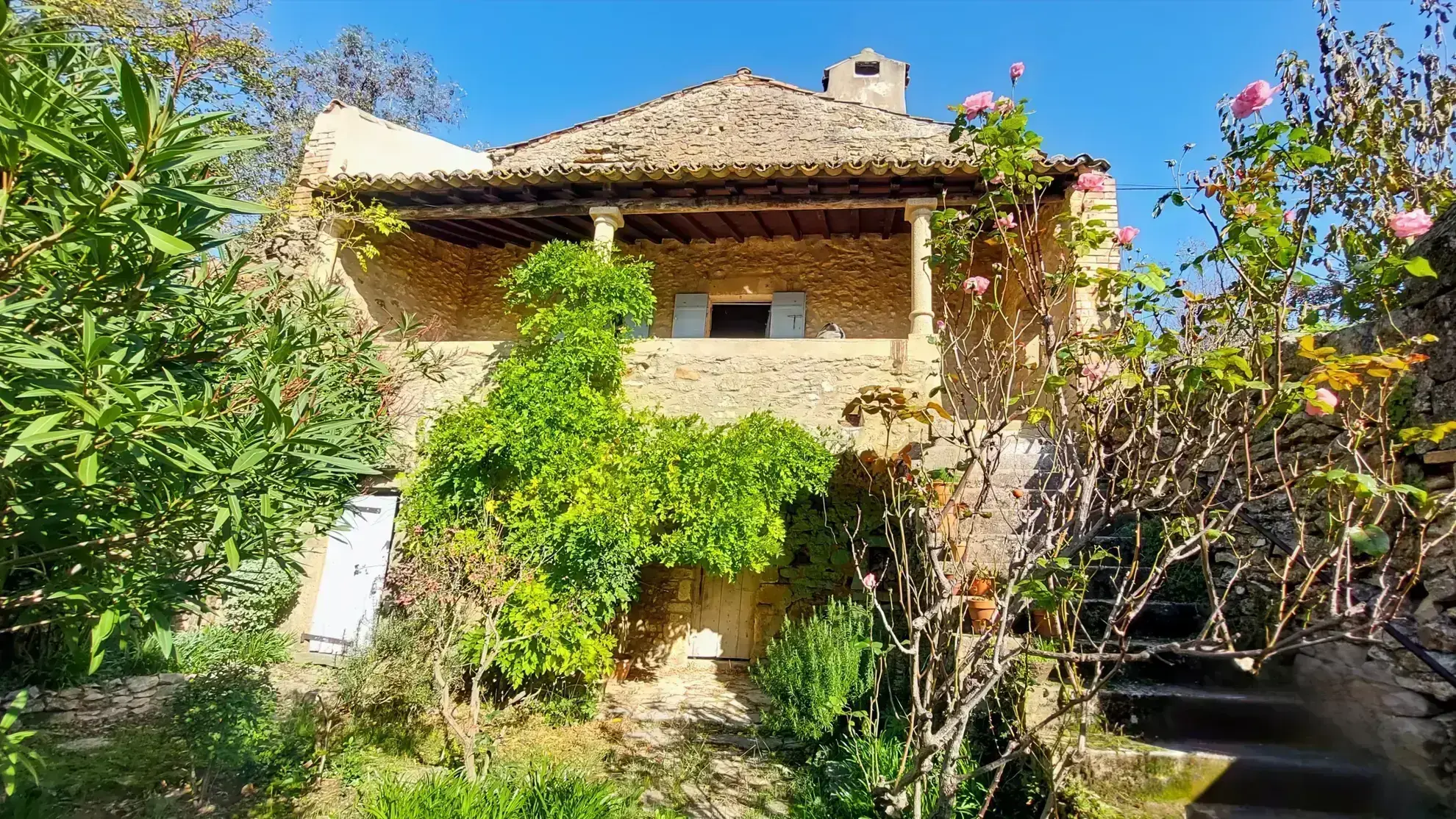 Magnifique maison ancienne à 10 minutes d'Uzès avec terrain et dépendances 