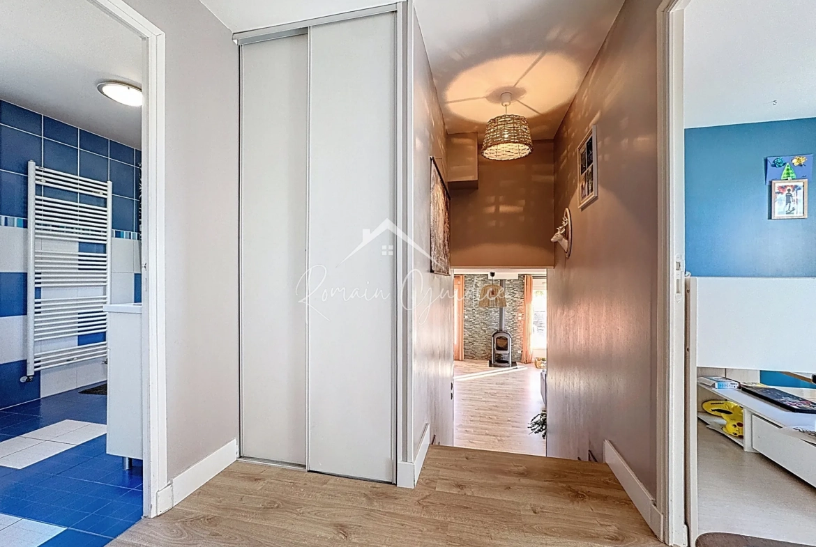 Maison familiale de type 7 avec piscine à Saint-Rome-de-Cernon - 137 m² 