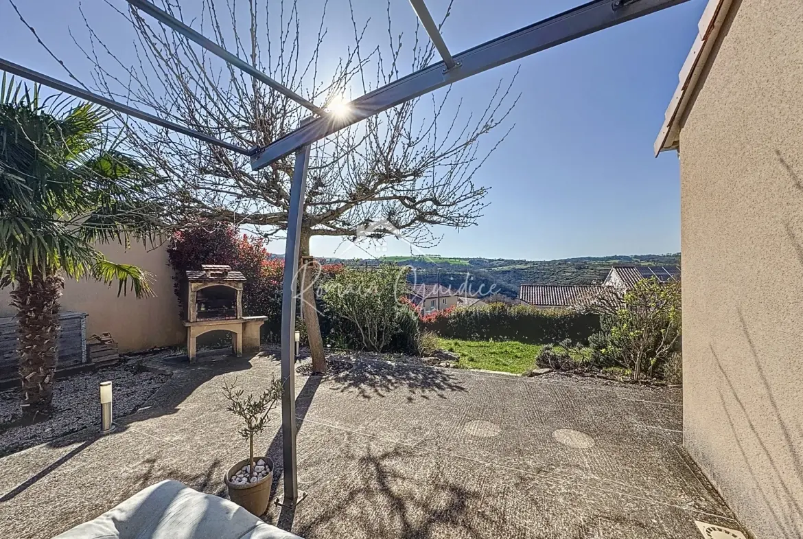 Maison familiale de type 7 avec piscine à Saint-Rome-de-Cernon - 137 m² 