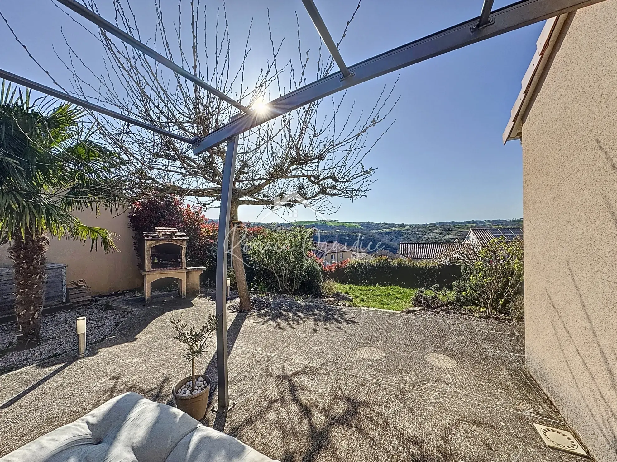 Maison familiale de type 7 avec piscine à Saint-Rome-de-Cernon - 137 m² 