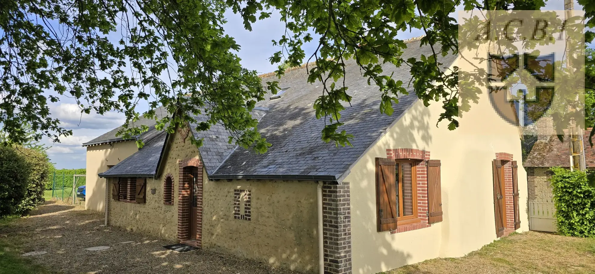 Charmante longère avec prairie, dépendance et jardin à vendre à Vendôme 