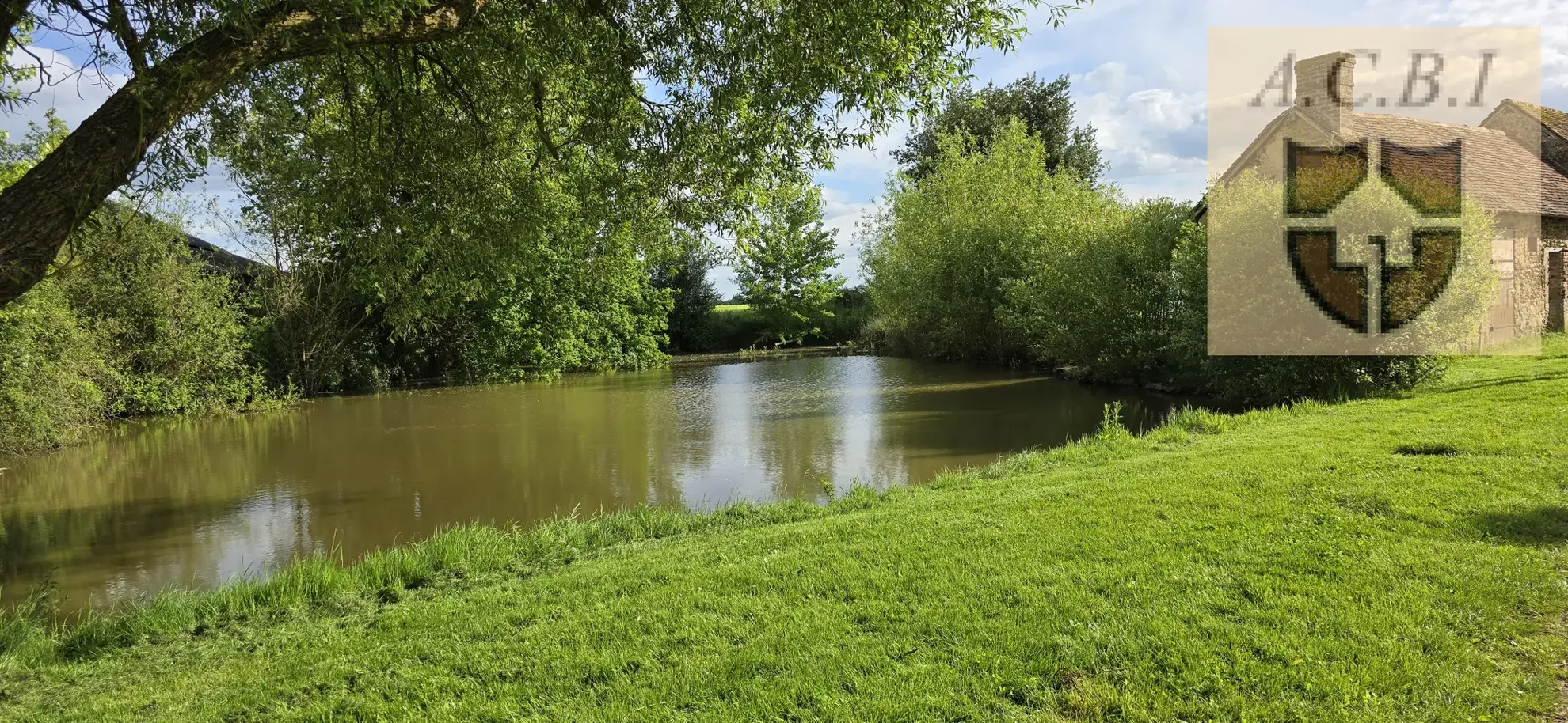 Charmante longère avec prairie, dépendance et jardin à vendre à Vendôme 