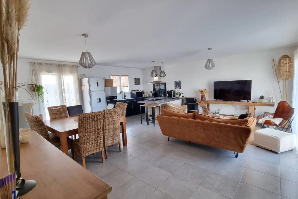 Villa 3 chambres à Sommieres, construction 2016, terrain 176 m², proche commodités 