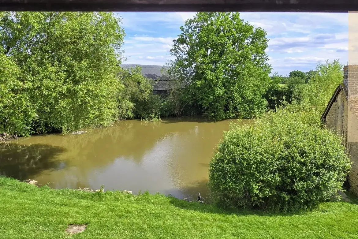 Charmante longère avec prairie, dépendance et jardin à vendre à Vendôme 