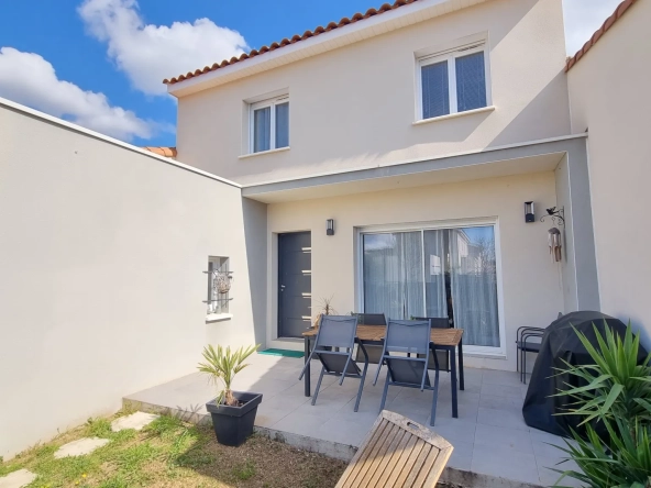 Villa 3 chambres à Sommieres, construction 2016, terrain 176 m², proche commodités