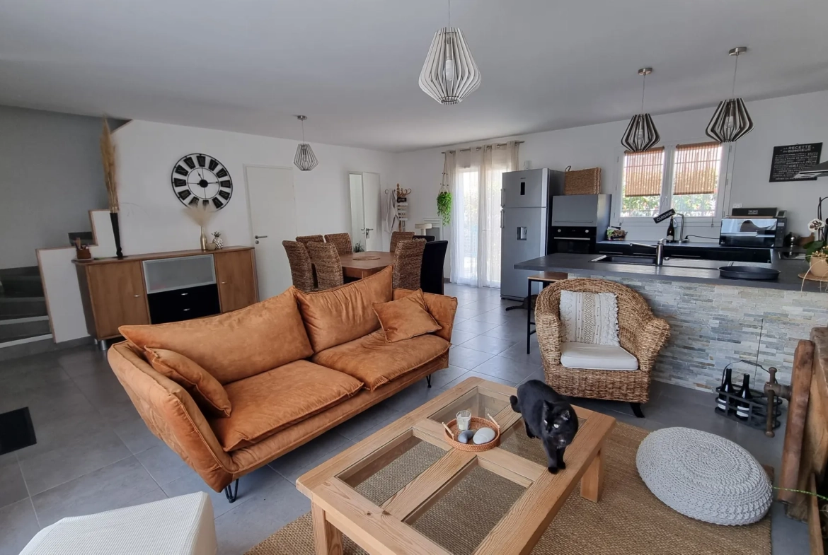 Villa 3 chambres à Sommieres, construction 2016, terrain 176 m², proche commodités 