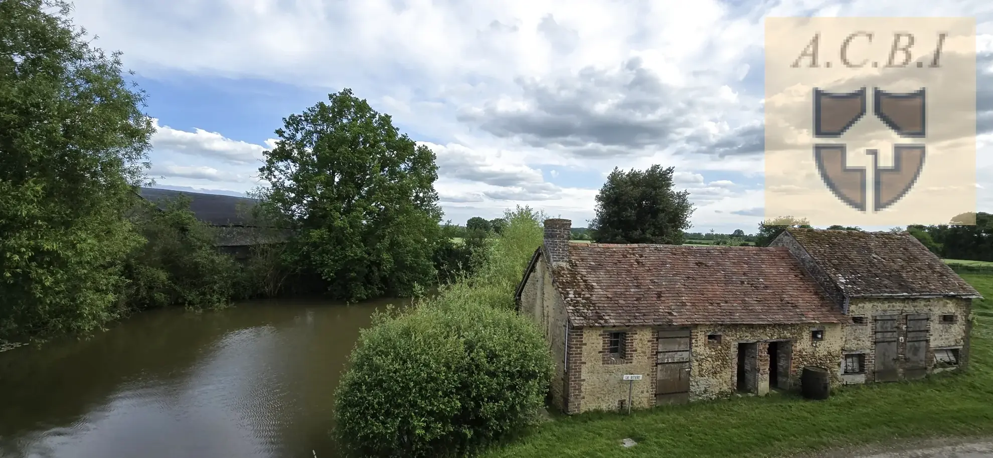 Charmante longère avec prairie, dépendance et jardin à vendre à Vendôme 