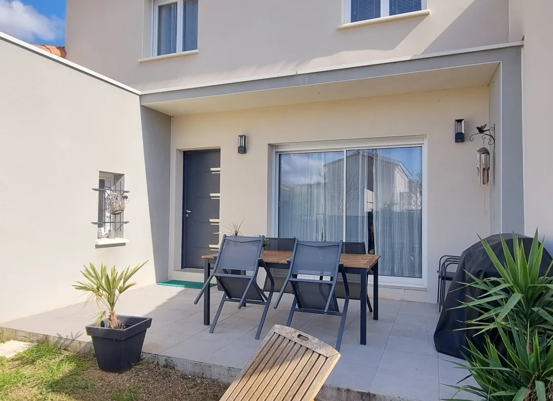 Villa 3 chambres à Sommieres, construction 2016, terrain 176 m², proche commodités 