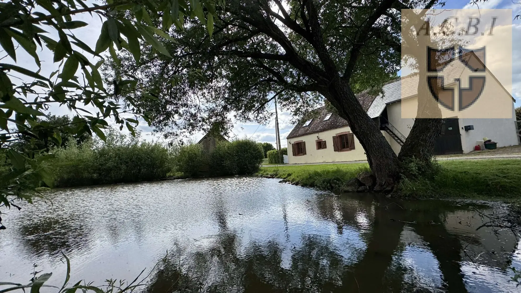 Charmante longère avec prairie, dépendance et jardin à vendre à Vendôme 