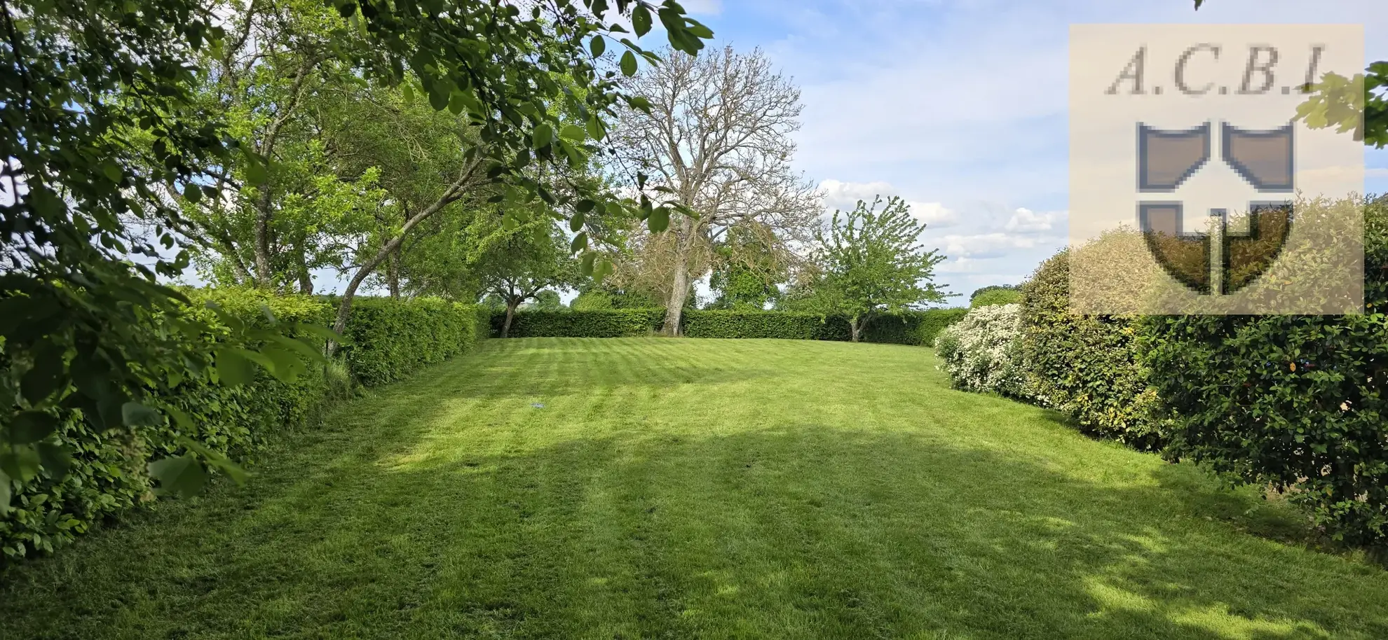 Charmante longère avec prairie, dépendance et jardin à vendre à Vendôme 