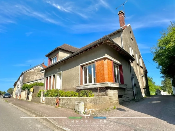 Maison de village avec dépendances et cour intérieure à Mirebeau-sur-Bèze
