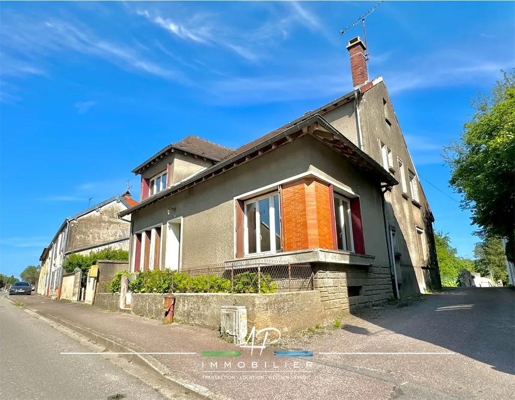 Maison de village avec dépendances et cour intérieure à Mirebeau-sur-Bèze 