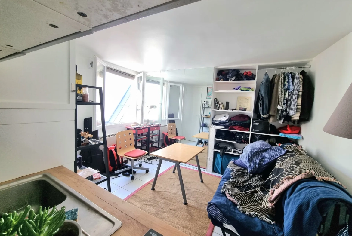 Studio à vendre au dernier étage rue Dauphine, Paris 6e, secteur recherché 