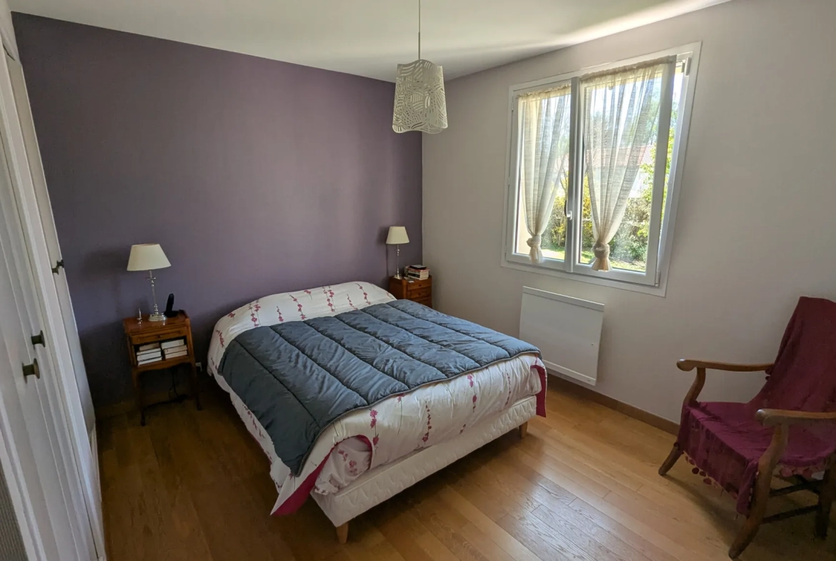 Vente maison plain-pied à Magne avec garage, 4 chambres, terrain clos, construction 1981 