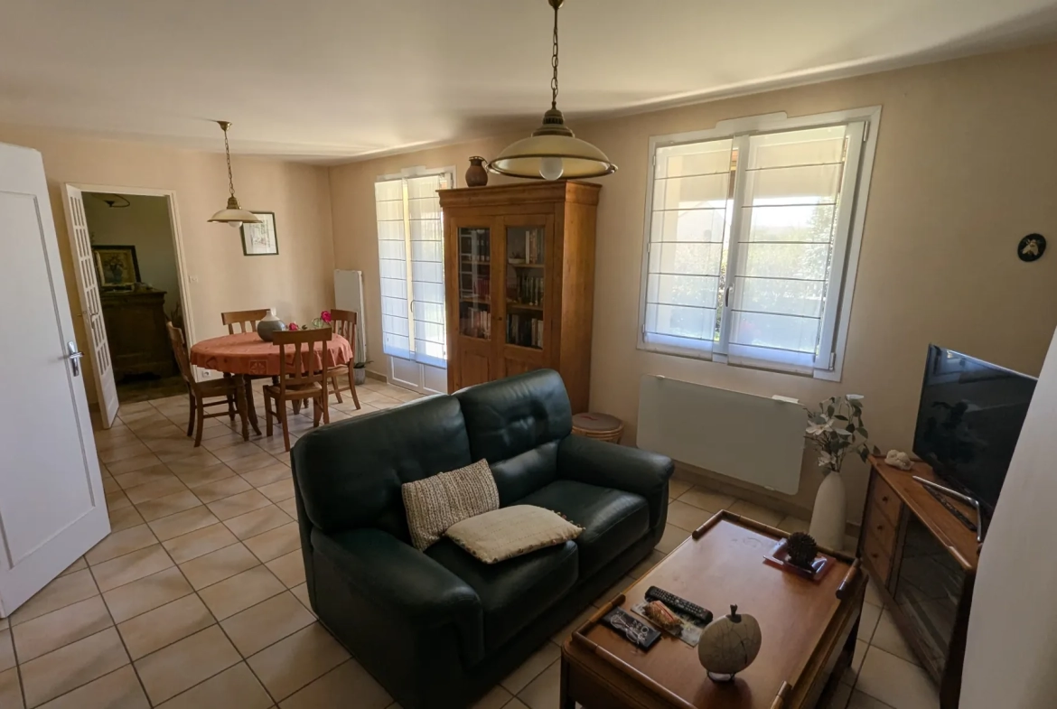 Vente maison plain-pied à Magne avec garage, 4 chambres, terrain clos, construction 1981 