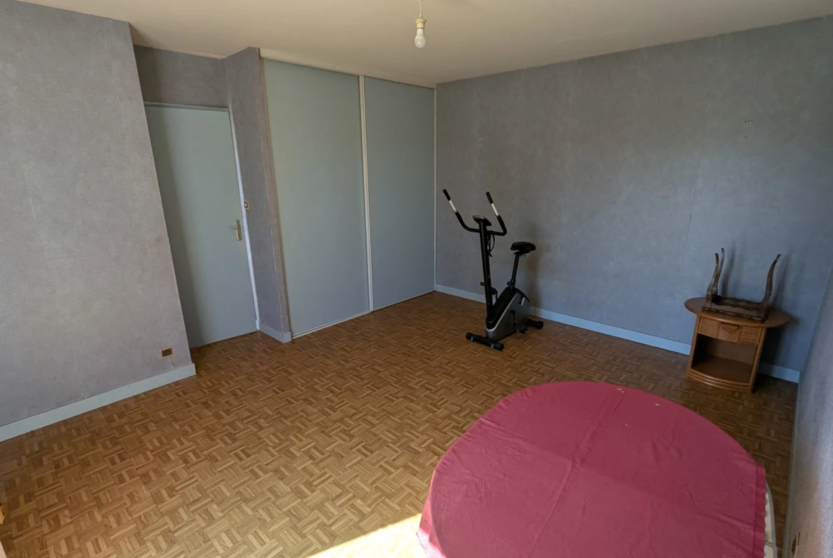 Vente maison plain-pied à Magne avec garage, 4 chambres, terrain clos, construction 1981 