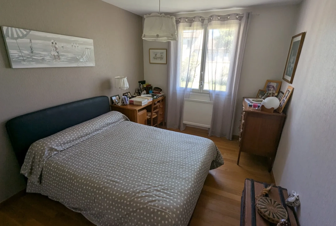 Vente maison plain-pied à Magne avec garage, 4 chambres, terrain clos, construction 1981 