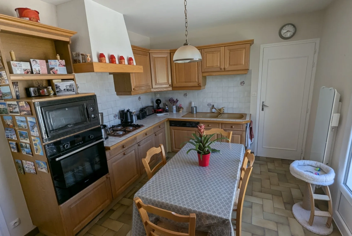 Vente maison plain-pied à Magne avec garage, 4 chambres, terrain clos, construction 1981 