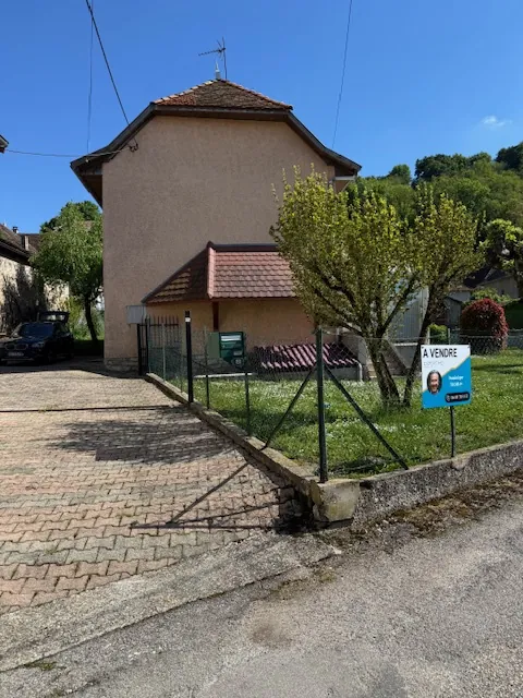 Maison à vendre à Saint-Sorlin-De-Morestel avec 4 chambres et grand jardin 