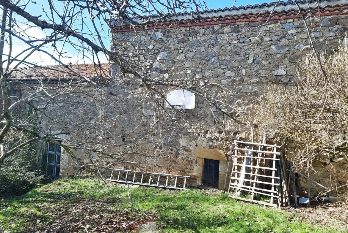 Terrain constructible de 7543 m² à Bansat avec vue sur les Puy 