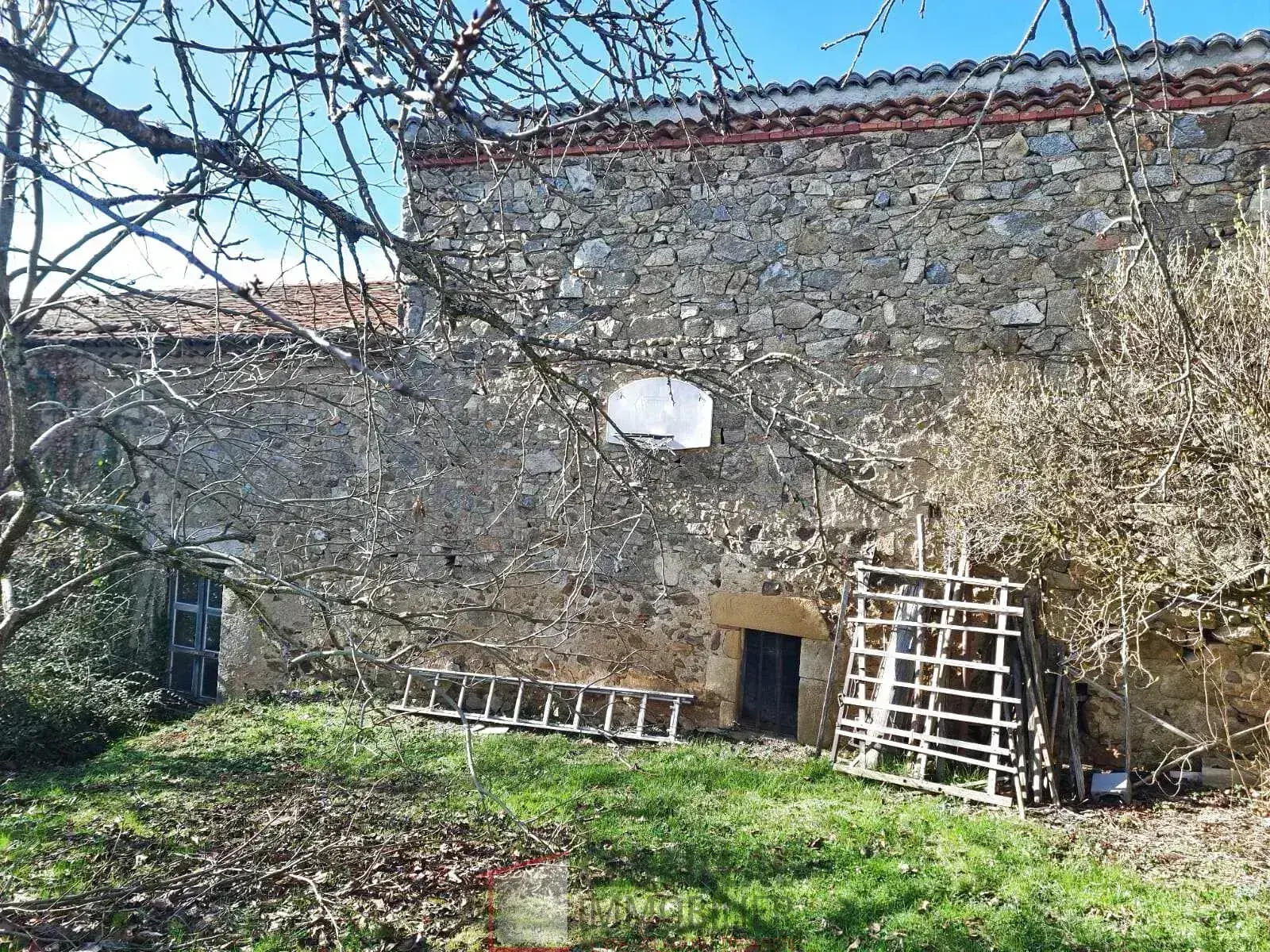 Terrain constructible de 7543 m² à Bansat avec vue sur les Puy 