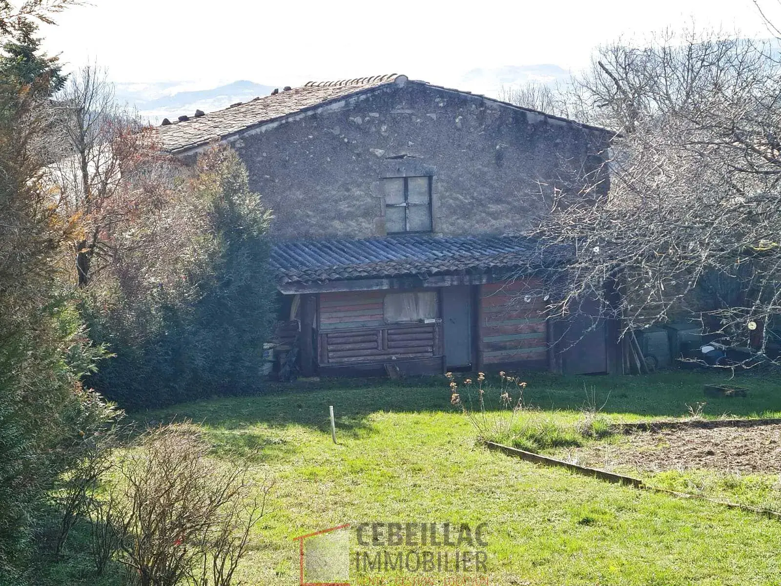 Terrain constructible de 7543 m² à Bansat avec vue sur les Puy 