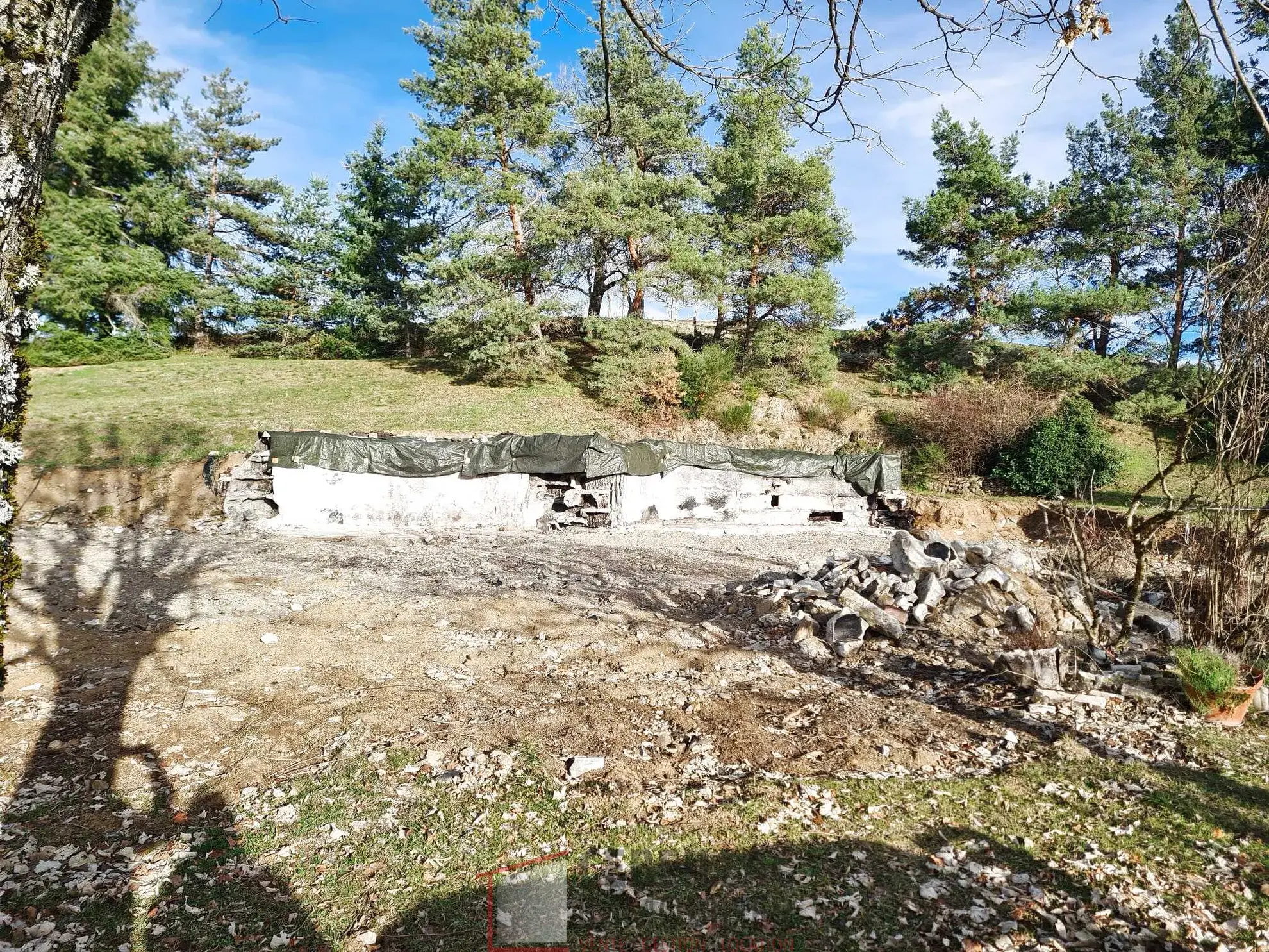 Terrain constructible de 7543 m² à Bansat avec vue sur les Puy 