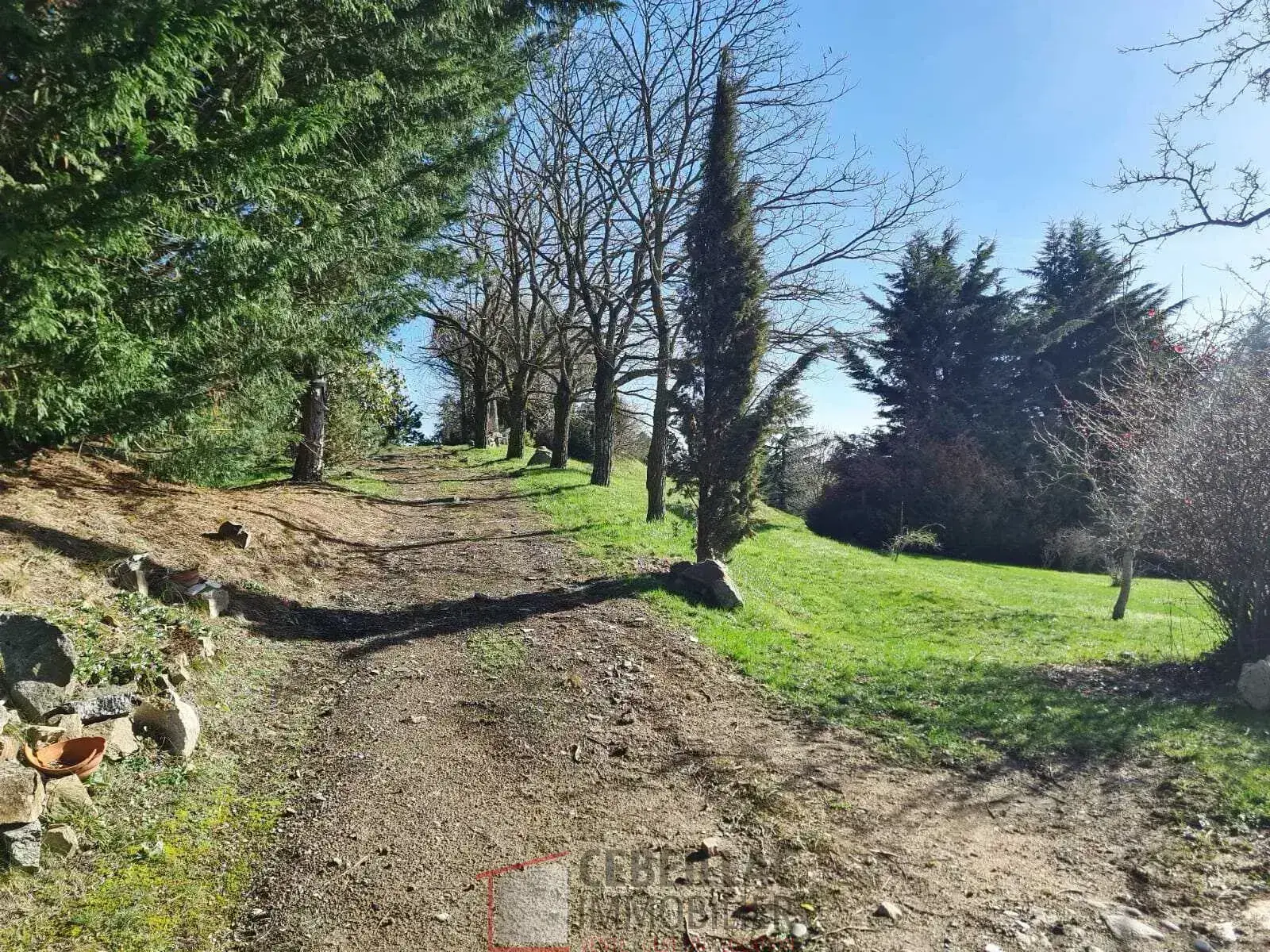 Terrain constructible de 7543 m² à Bansat avec vue sur les Puy 