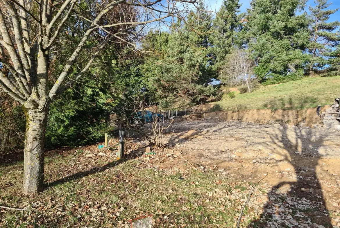 Terrain constructible de 7543 m² à Bansat avec vue sur les Puy 