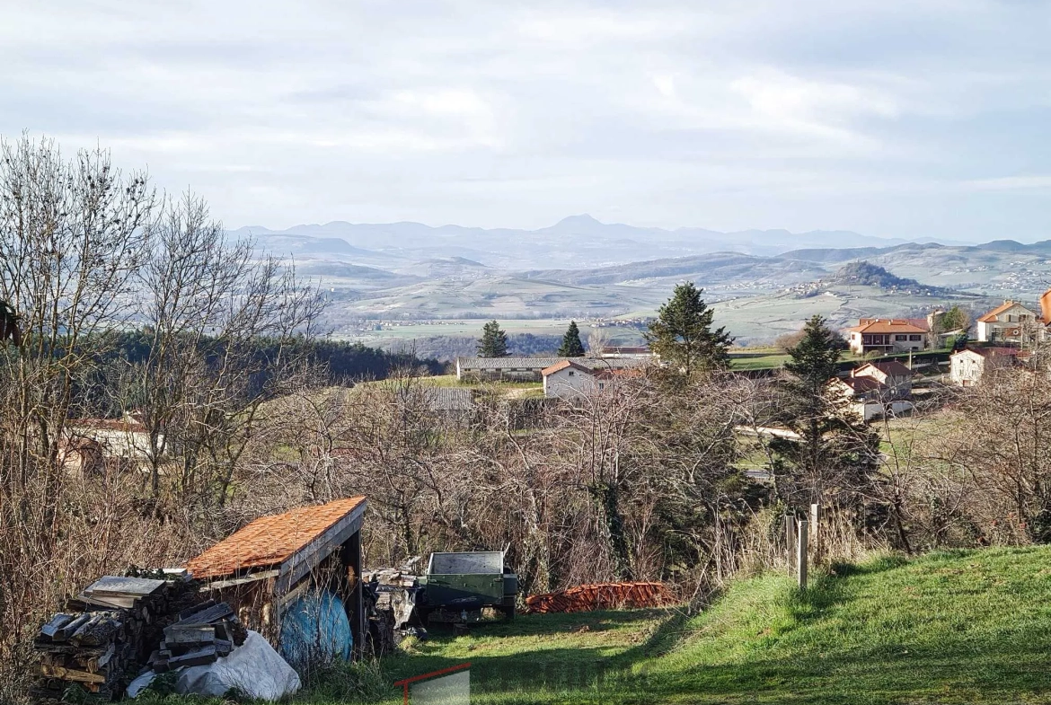 Terrain constructible de 7543 m² à Bansat avec vue sur les Puy 