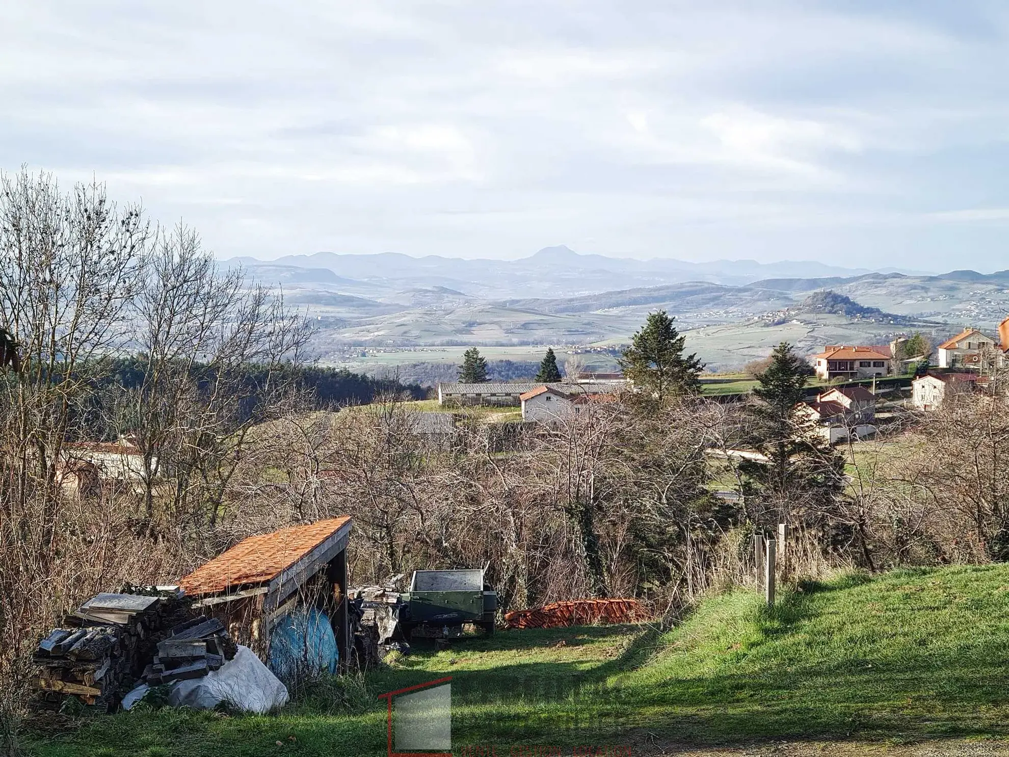 Terrain constructible de 7543 m² à Bansat avec vue sur les Puy 