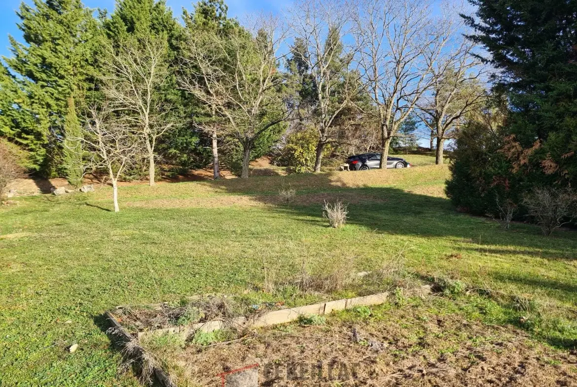 Terrain constructible de 7543 m² à Bansat avec vue sur les Puy 