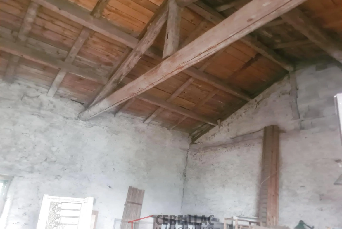 Terrain constructible de 7543 m² à Bansat avec vue sur les Puy 