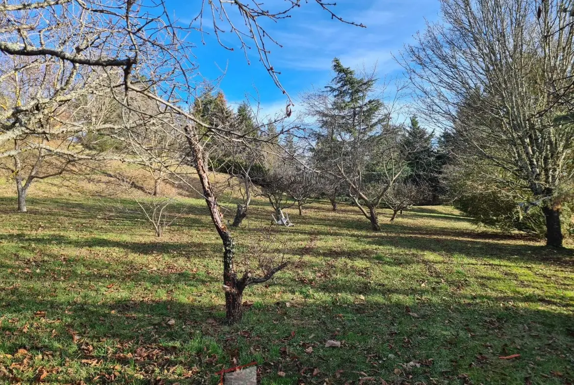 Terrain constructible de 7543 m² à Bansat avec vue sur les Puy 