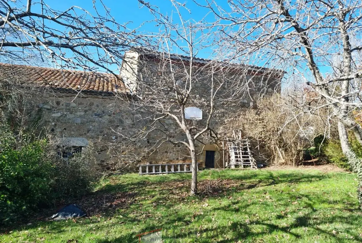 Terrain constructible de 7543 m² à Bansat avec vue sur les Puy 