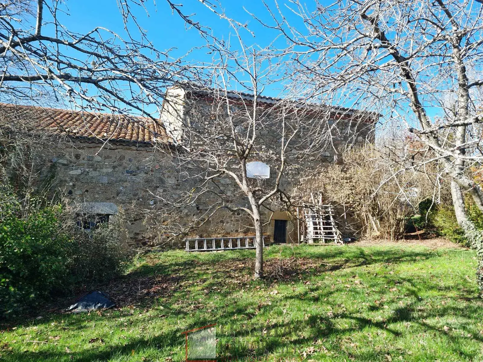 Terrain constructible de 7543 m² à Bansat avec vue sur les Puy 