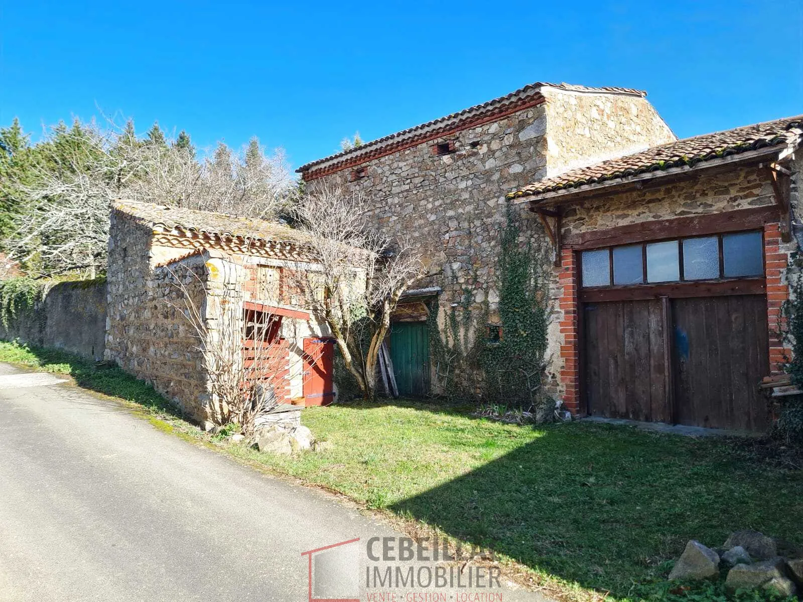 Terrain constructible de 7543 m² à Bansat avec vue sur les Puy 