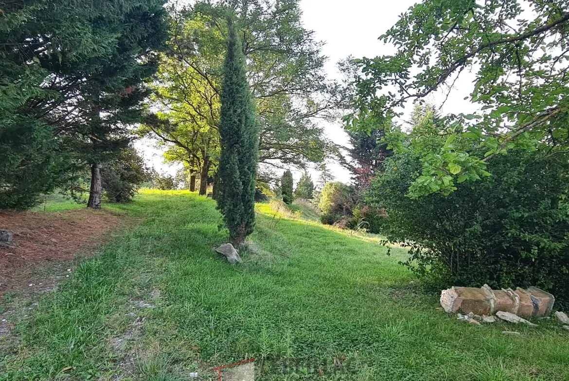 Terrain constructible de 7543 m² à Bansat avec vue sur les Puy 
