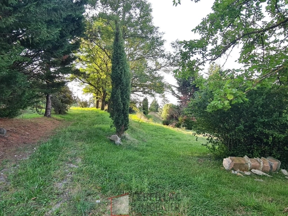 Terrain constructible de 7543 m² à Bansat avec vue sur les Puy