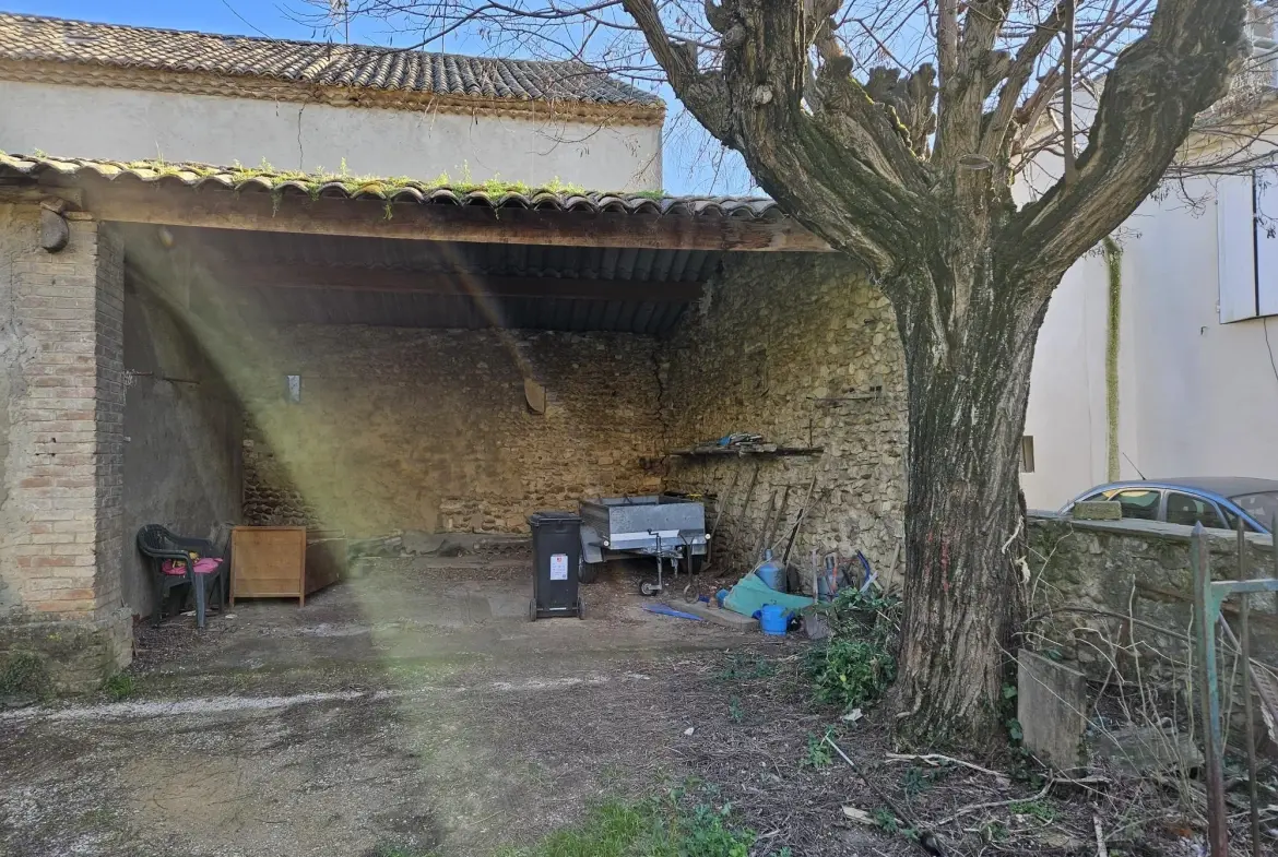 Deux granges à rénover au centre de St Genies de Comolas avec terrains respectifs 