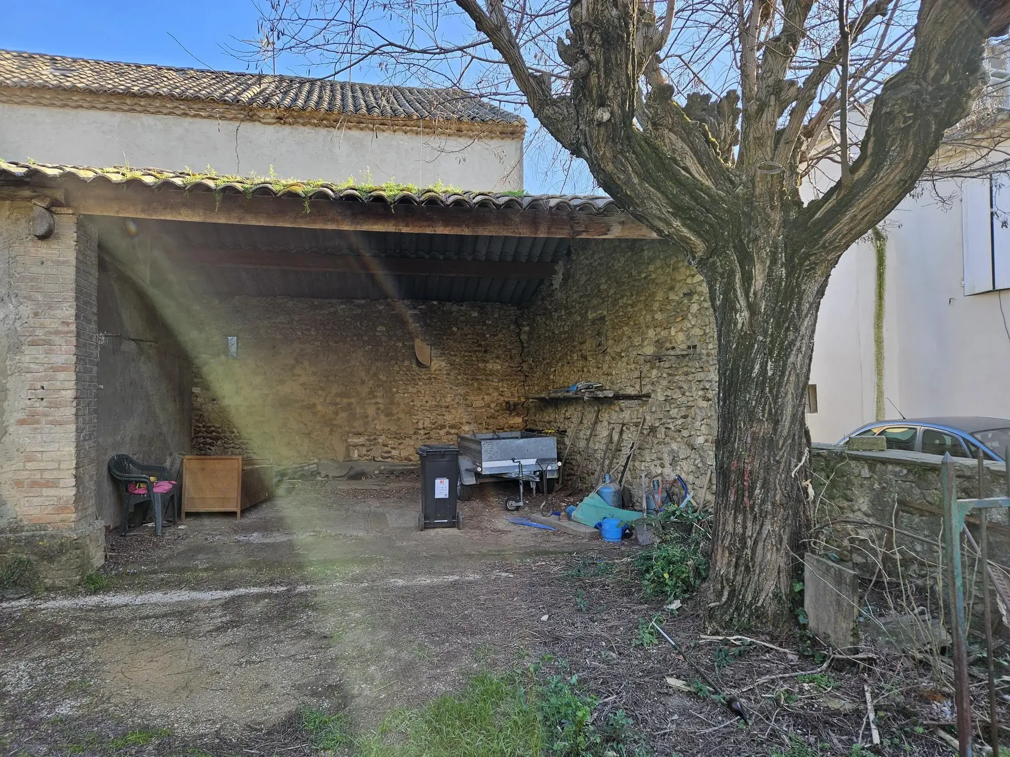 Deux granges à rénover au centre de St Genies de Comolas avec terrains respectifs 